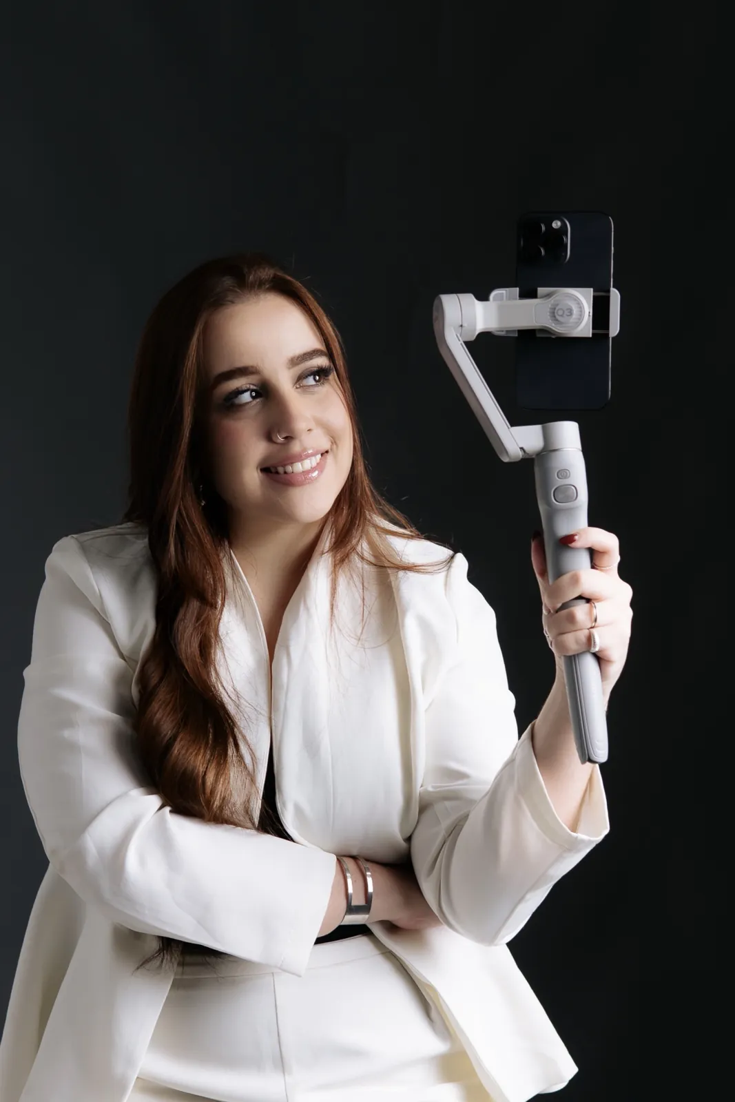 Júlia gravando com o celular no estabilizador